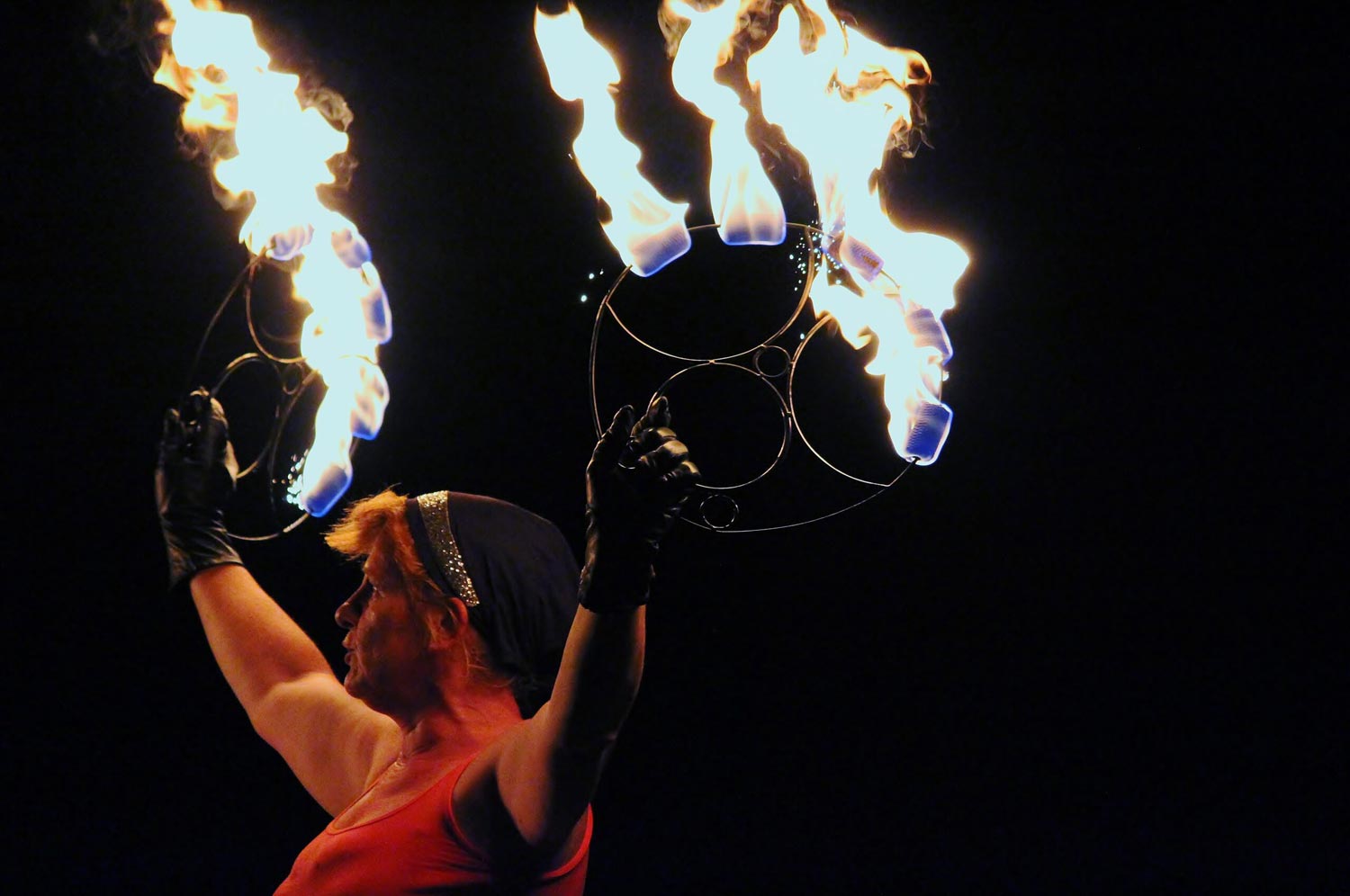 2021_12_hand-light-woman-glove-dance-artist-fire-glow-darkness-burn-performance-art-art-stage-performance-hot-event-demonstration-performing-arts-fire-show-700327-scaled
