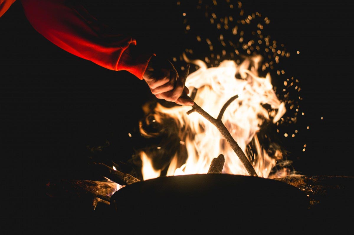 2022_03_campfire_stick_fire_flame_camping_wood_adventure_outdoor-1056681.jpgd_