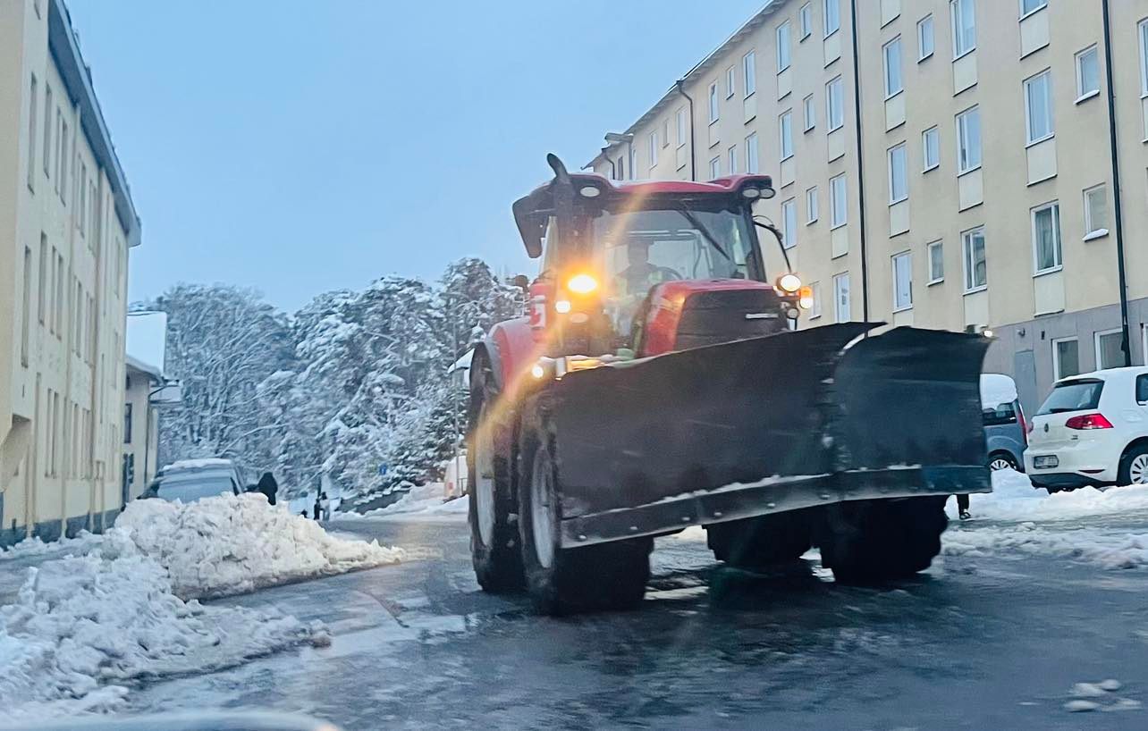 Traktor ploga snö